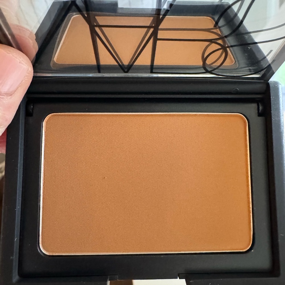 NARS Powder Foundation - Medium/dark 2 Syracuse